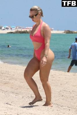Bianca Elouise Displays Her Curves on the Beach in Miami on picsfans.net